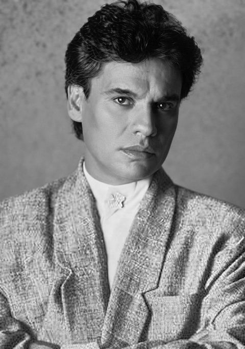 Juan Gabriel: Juan Gabriel in 1985 (cropped)