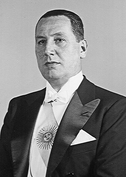 Juan Perón: Official photo of President of Argentina, Juan Domingo Perón, using the presidential sash.