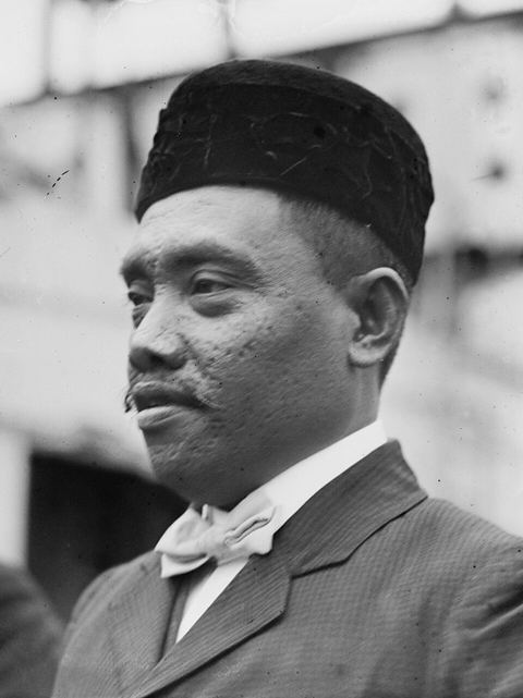 Sultan of Sulu with others LCCN2014685226 (cropped): Title: Sultan of Sulu with others Abstract/medium: 1 negative : glass ; 5 x 7 in. or smaller.