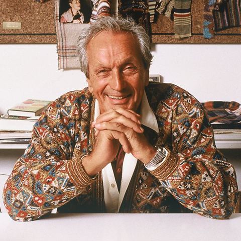 Ottavio Missoni (foto di Giuseppe Pino, 1990) (cropped): Lo stilista Ottavio Missoni ritratto nel suo studio di Sumirago, presso la sede della Missoni S.p.A.