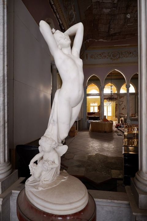 Sursock Palace main hall after explosion: Second hall of the Sursock Palace, emptied of most furnishings after the 2020 Beirut port explosion. Statue depicts the Allegory of the Ni