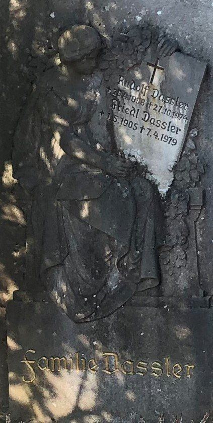 Rudolf-Dassler: Tombstone of Rudolf Dassler, showing his real birthdate, 29th of April 1898