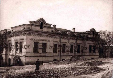 Ipatjew-Haus2: Das Ipatjew-Haus in Swerdlowsk, in dem die Zarenfamilie erschossen wurde. Abgescannt von einer sowjetischen Postkarte von 1928.