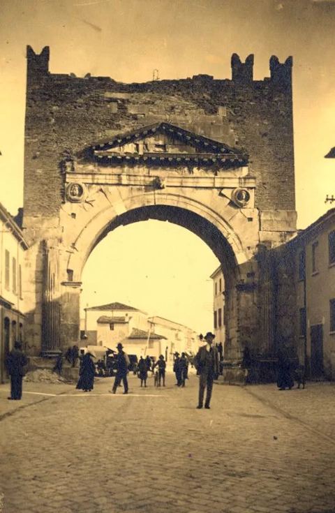Arch of Augustus Rimini 1916: Rimini's Arch of Augustus after the 1916 earthquake, in circa 1916