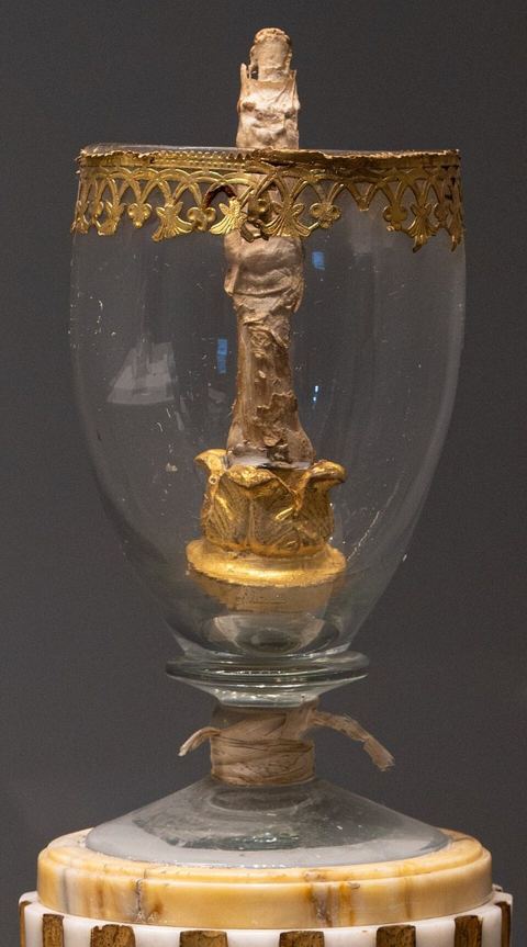 Dito medio della mano destra to Galileo - 2432 - Museo Galileo - Firenze: Middle finger of Galileo Galileis right hand, exhibited in the Museo Galileo in Florence.