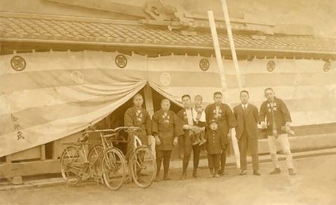 Kongo Gumi workers in early 20th century: Kongō Yoshie, the 38th master carpenter of Kongō Gumi and employees.