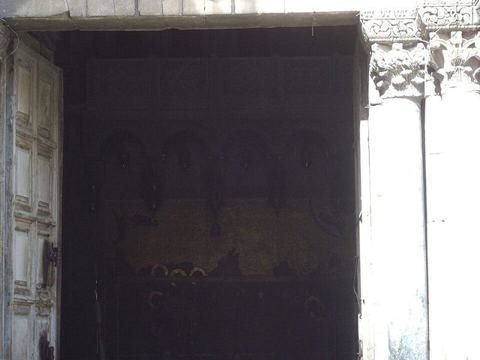 Entrance door of 'the church of Holy sepulchre': Entrance door to the church of Holy Sepulchre