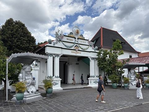 Jogja - Kraton Yogyakarta - Donopratono gate (2025) - img 02: Donopratono Gate, Kraton Yogyakarta