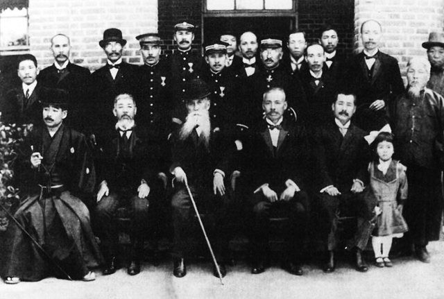 Itagaki taisuke and Lin Hsien-tang 1914: 「台湾同化会」設立のため、台湾に渡った板垣退助と出迎える人々との写真。中央の白髭の老人が板垣退助、後列右から2人目が林献堂。