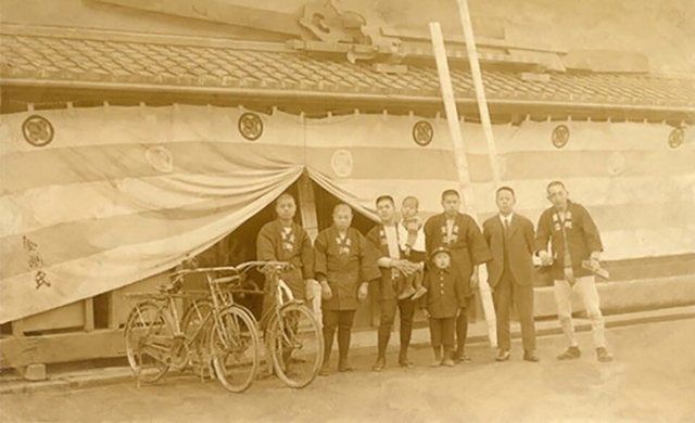 Kongo Gumi workers in early 20th century: Kongō Yoshie, the 38th master carpenter of Kongō Gumi and employees.