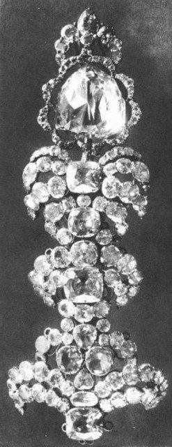 Florentine Diamond aigrette: Florentine Diamond as cap decoration. This foto was made between 1870 and 1900.