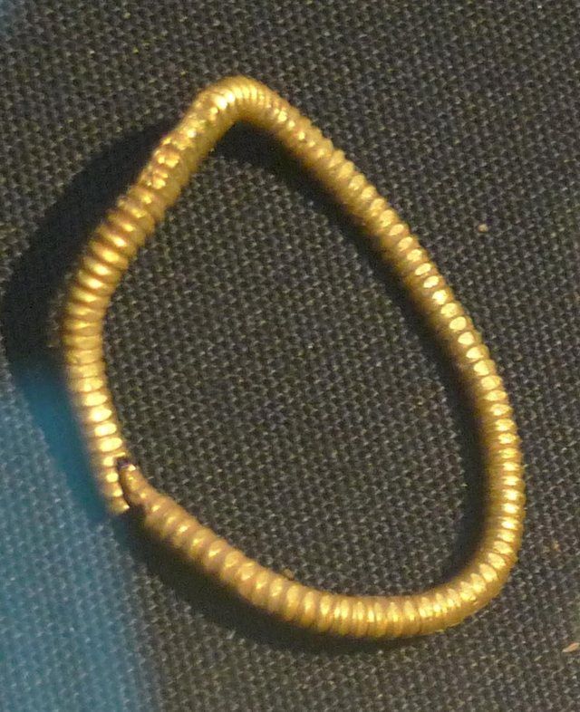 Chain (Staffordshire Hoard): A chain from the Staffordshire Hoard.