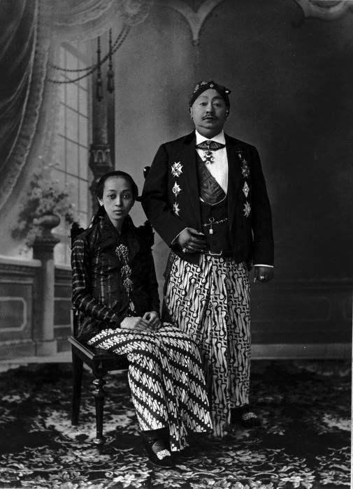 COLLECTIE TROPENMUSEUM Susuhunan van Surakarta Pakoe Boewono X met echtgenote TMnr 60003511: Foto. Susuhunan van Surakarta, Pakoe Boewono X met echtgenote