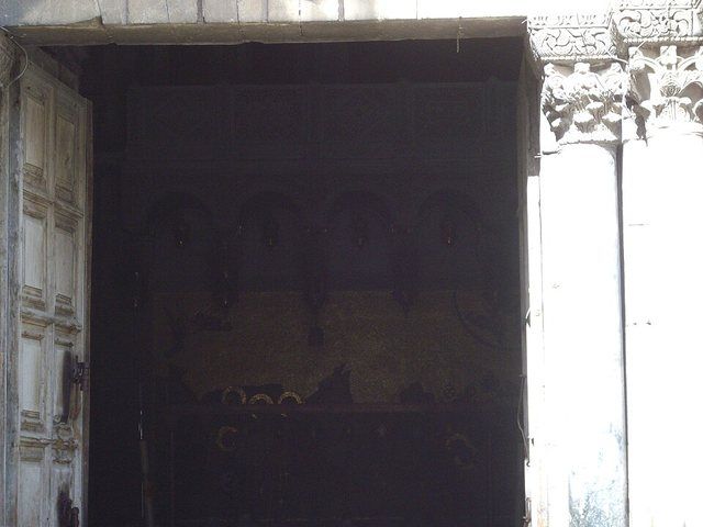 Entrance door of 'the church of Holy sepulchre': Entrance door to the church of Holy Sepulchre