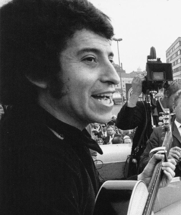 Víctor Jara: Photograph of the Chilean singer-songwriter Víctor Jara performing in Helsinki at a protest against the war on Vietnam.