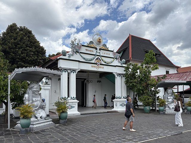 Jogja - Kraton Yogyakarta - Donopratono gate (2025) - img 02: Donopratono Gate, Kraton Yogyakarta